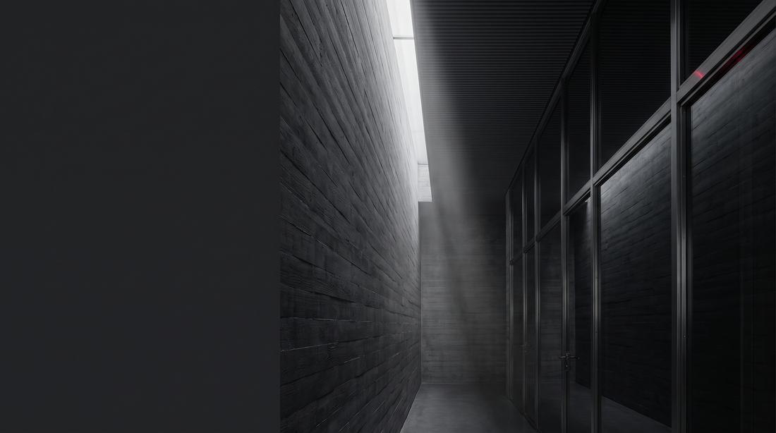 Corredor de hormigón con luz cenital, imagen abstracta de orden y método.