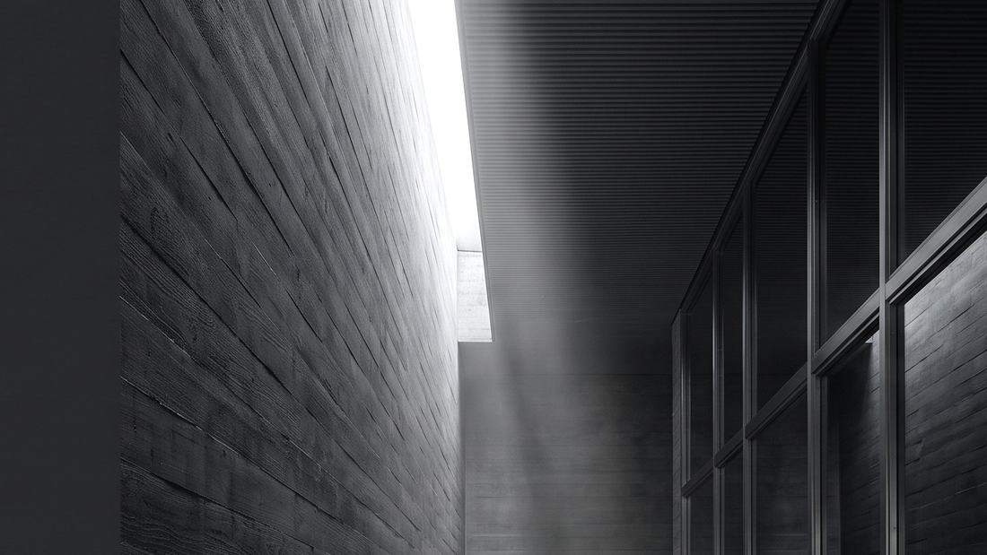 Corredor de hormigon hacia la luz: imagen abstracta de apertura al dialogo.