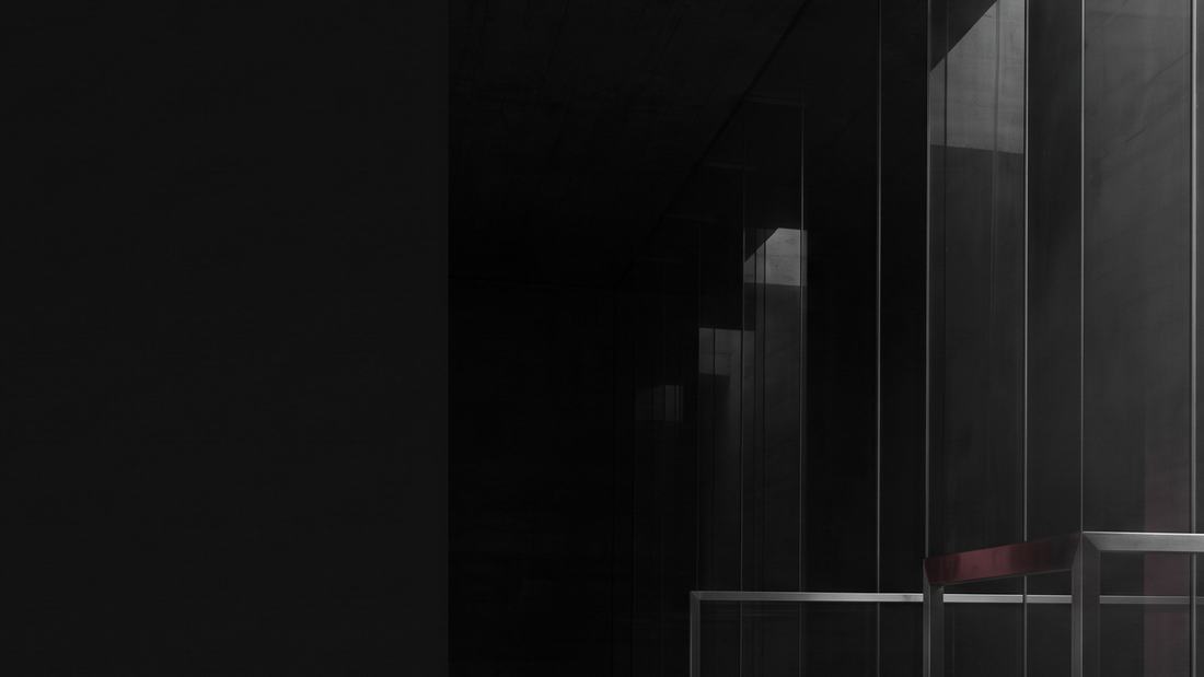 Muro de hormigon encofrado bajo luz cenital: imagen abstracta de la firma.